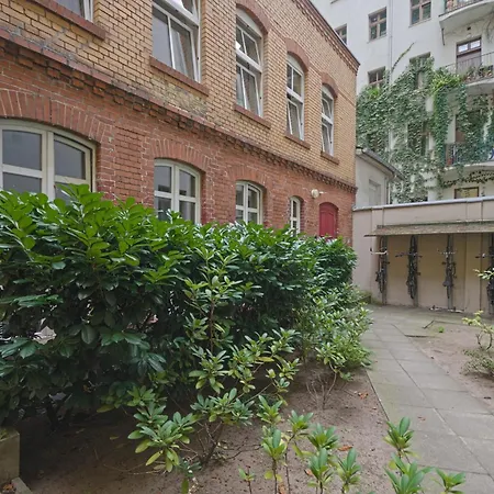 Quiet Courtyard Apartment *
